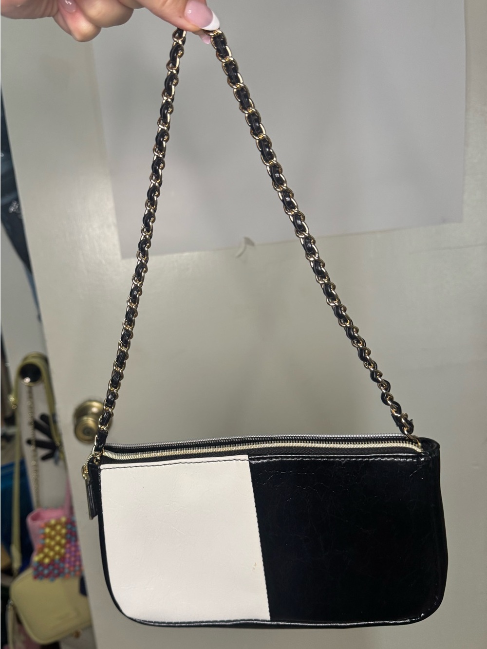 Black & White Chain Strap Shoulder Bag